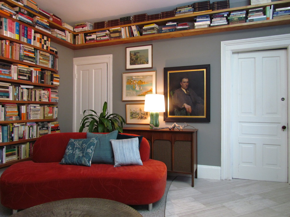 Imagen de biblioteca en casa cerrada tradicional renovada de tamaño medio sin televisor con paredes grises, suelo de mármol y estufa de leña