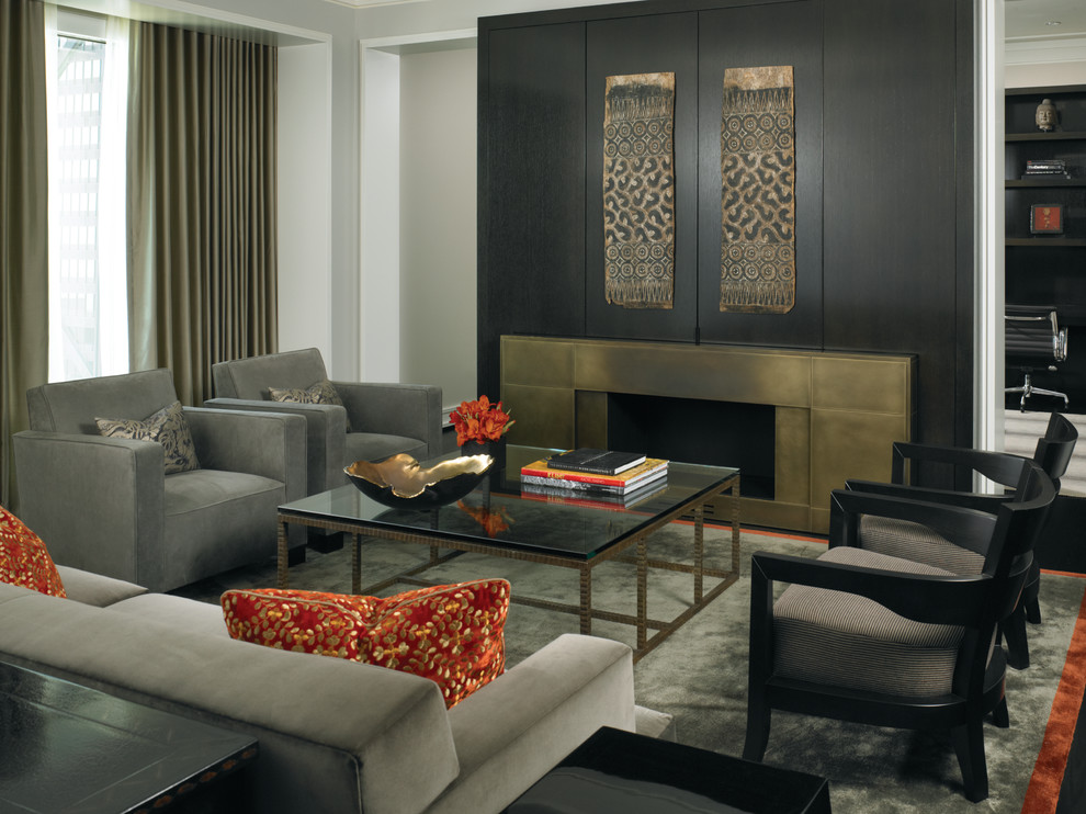 На фото: гостиная комната в современном стиле с скрытым телевизором и горизонтальным камином с