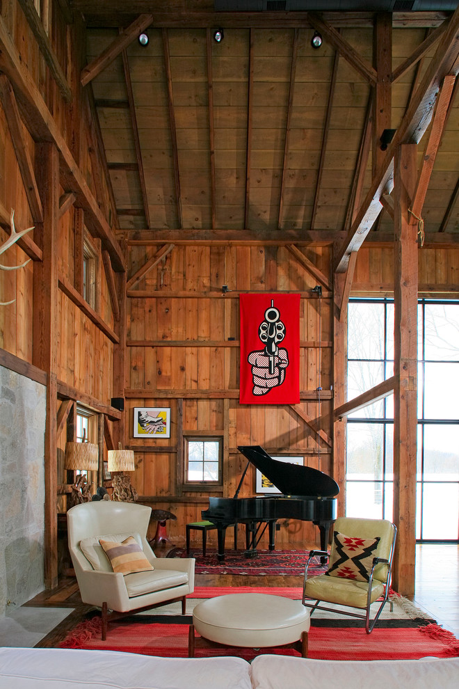 На фото: гостиная комната в стиле рустика с музыкальной комнатой