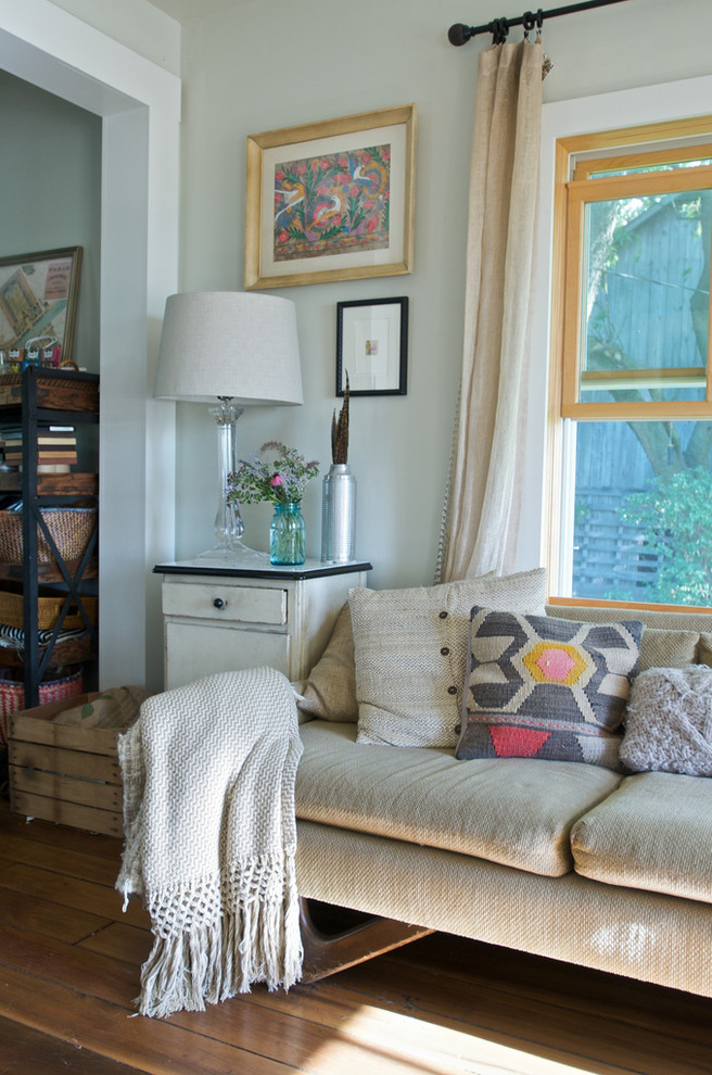 Источник вдохновения для домашнего уюта: гостиная комната в стиле шебби-шик с белыми стенами