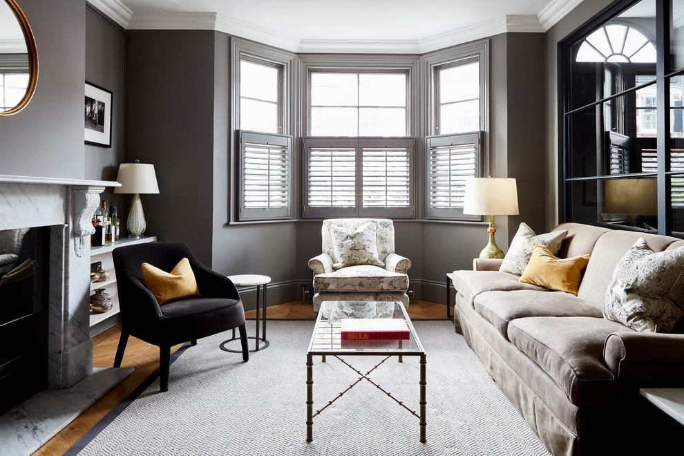 Esempio di un soggiorno classico di medie dimensioni e chiuso con pareti grigie, parquet chiaro e pavimento marrone