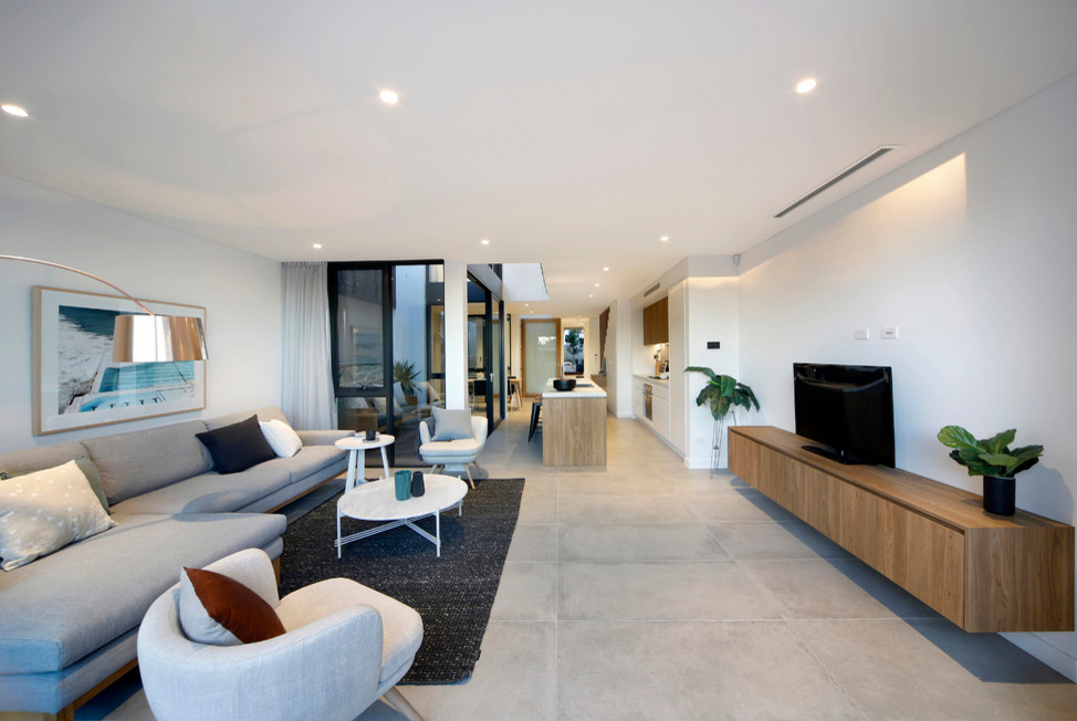 Idee per un soggiorno design di medie dimensioni e aperto con sala formale, pareti bianche, pavimento in gres porcellanato, TV a parete e pavimento beige