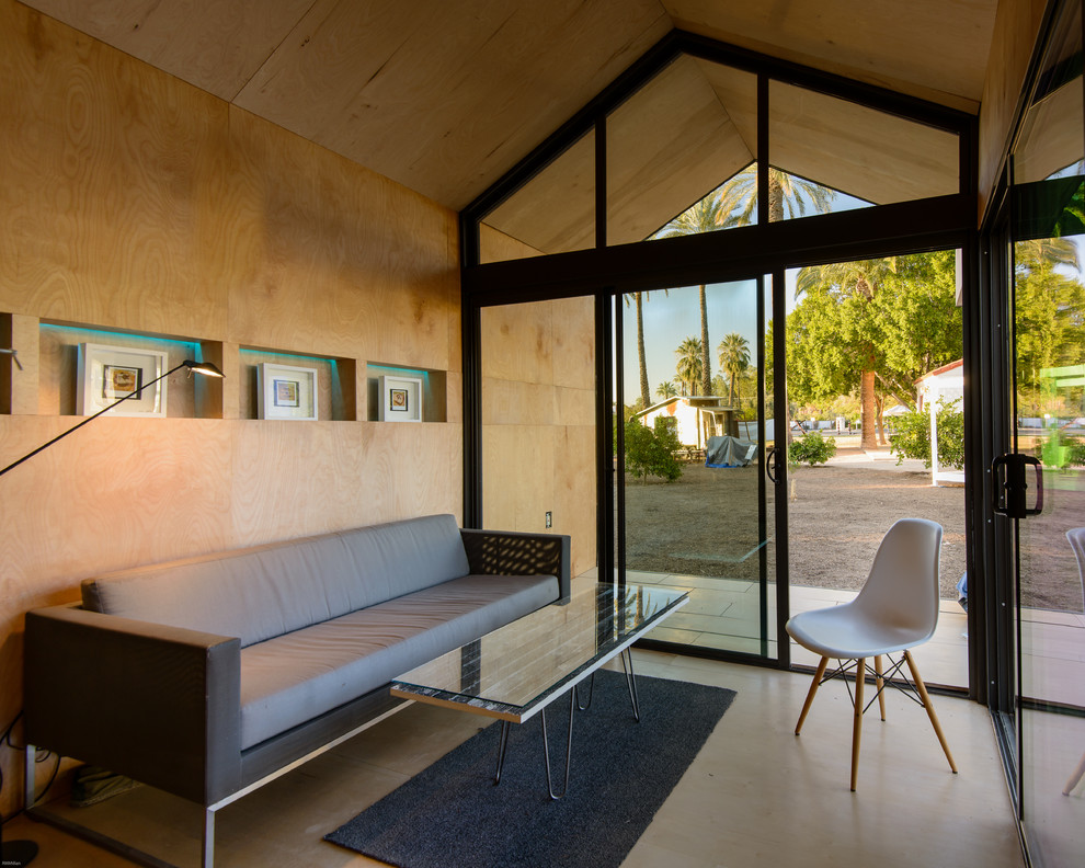 Свежая идея для дизайна: маленькая гостиная комната в современном стиле с бетонным полом без камина, телевизора для на участке и в саду - отличное фото интерьера