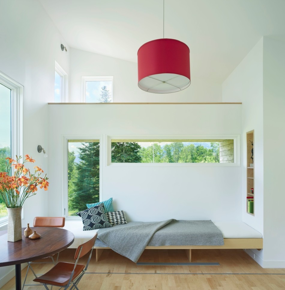 Esempio di un piccolo soggiorno minimalista aperto con pareti bianche e parquet chiaro
