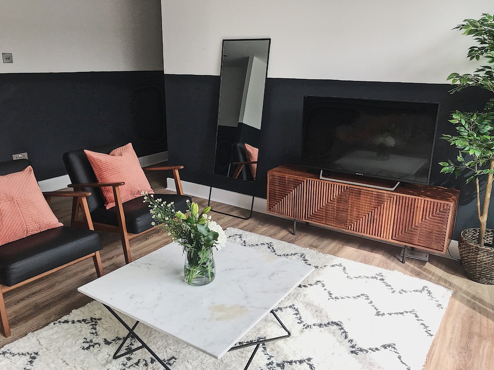 Foto de salón abierto retro de tamaño medio con paredes grises y suelo de madera en tonos medios