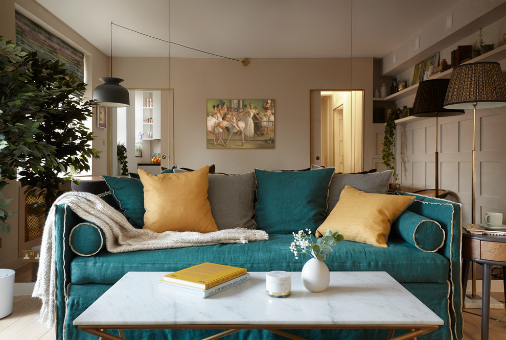 Immagine di un piccolo soggiorno chic chiuso con pareti beige e pavimento in legno massello medio