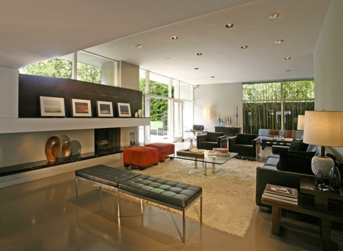 Immagine di un grande soggiorno moderno chiuso con sala formale, pareti verdi, pavimento in cemento, camino classico, cornice del camino in legno e nessuna TV