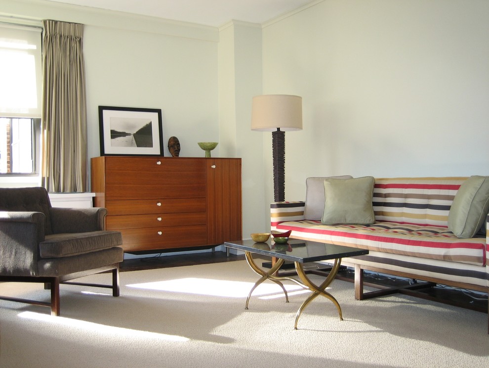 Immagine di un piccolo soggiorno minimalista aperto con pareti verdi, parquet scuro e TV a parete