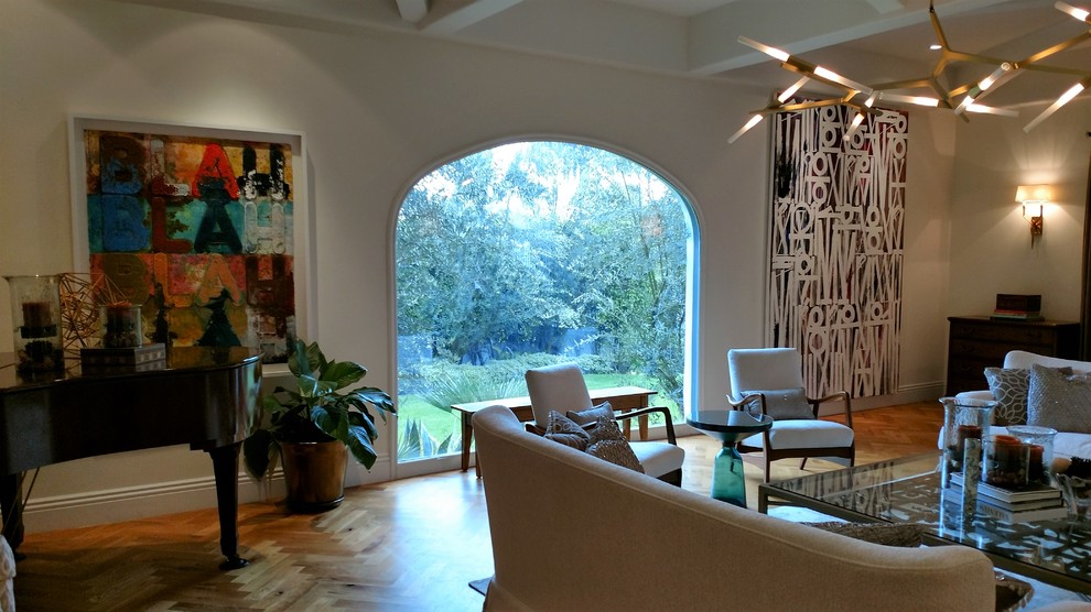 Imagen de salón con rincón musical abierto vintage de tamaño medio sin chimenea y televisor con paredes beige y suelo de madera clara