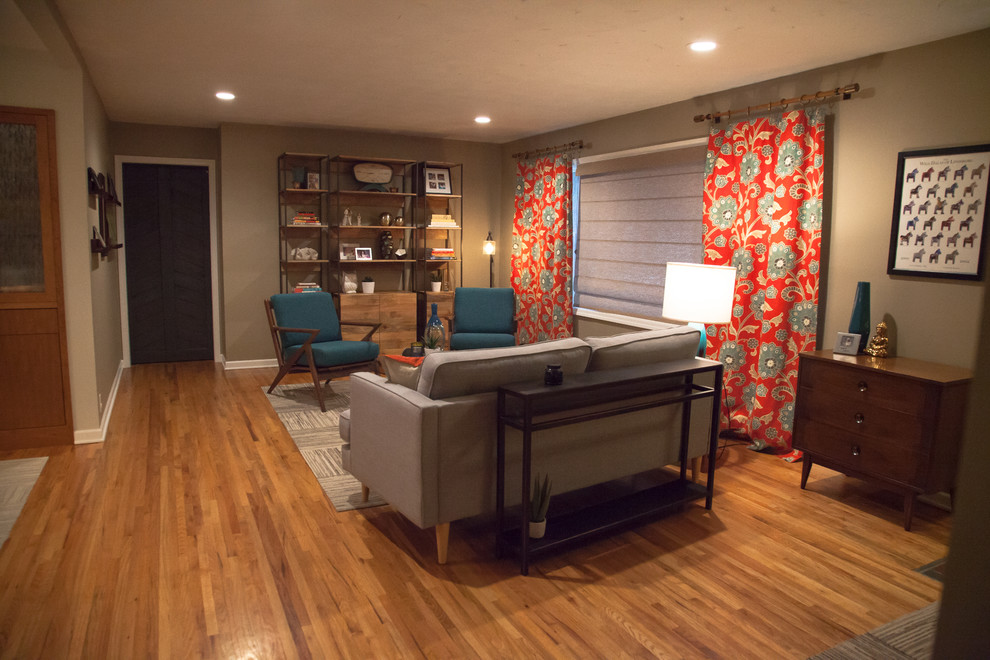 Пример оригинального дизайна: изолированная гостиная комната среднего размера в стиле ретро с с книжными шкафами и полками, серыми стенами и паркетным полом среднего тона без камина, телевизора