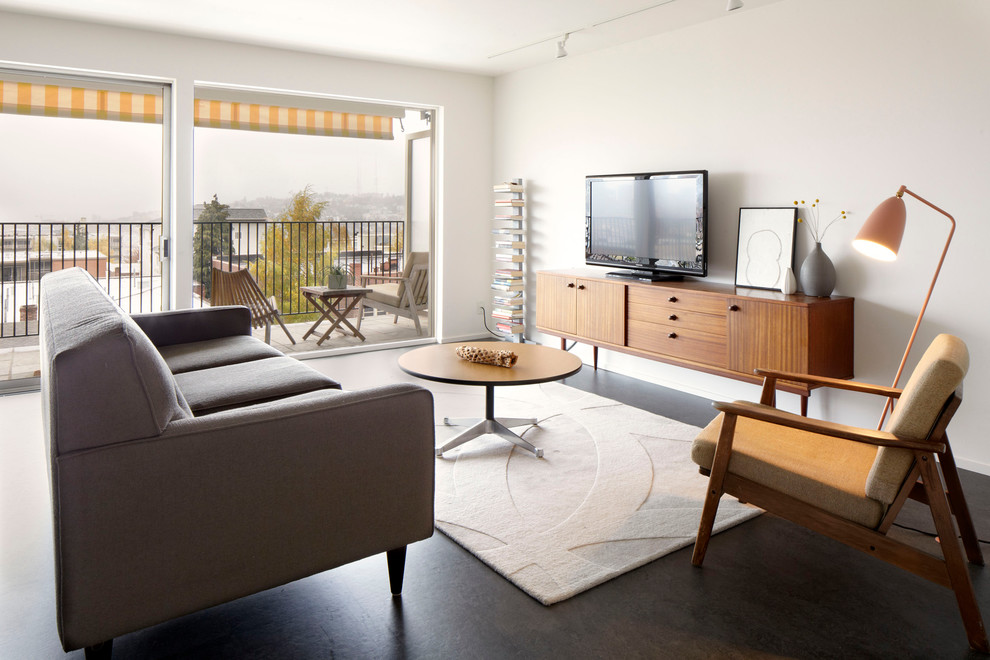 Mittelgroßes, Abgetrenntes, Repräsentatives Mid-Century Wohnzimmer ohne Kamin mit weißer Wandfarbe, freistehendem TV und braunem Boden in Seattle