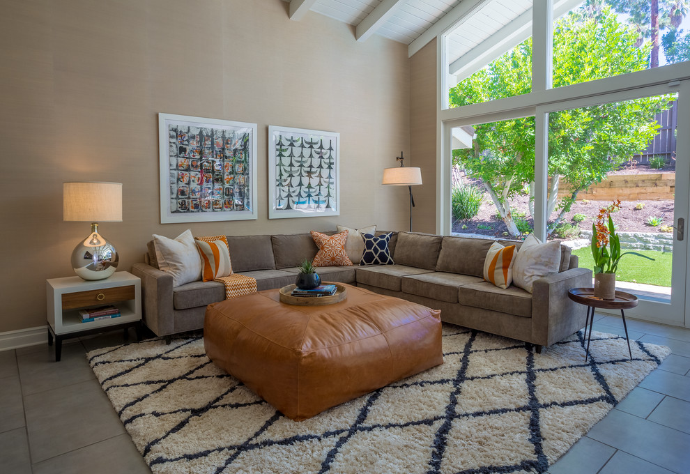 Mid-Century Wohnzimmer mit beiger Wandfarbe in Los Angeles