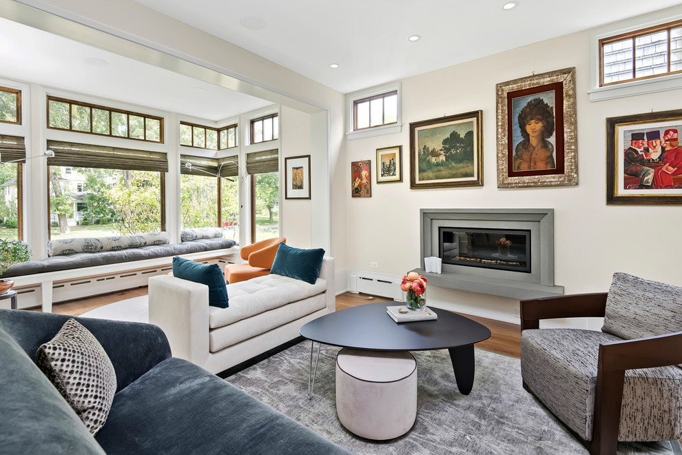 Großes, Offenes Modernes Wohnzimmer mit beiger Wandfarbe, braunem Holzboden und Kamin in Chicago