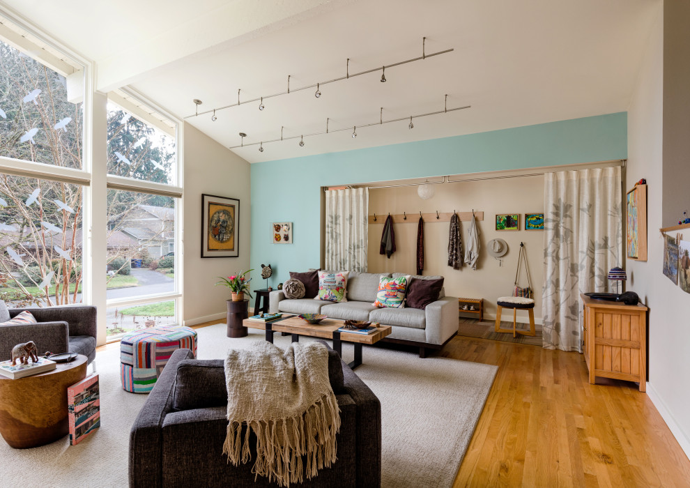 Imagen de salón retro pequeño con suelo de madera en tonos medios, paredes azules y suelo marrón