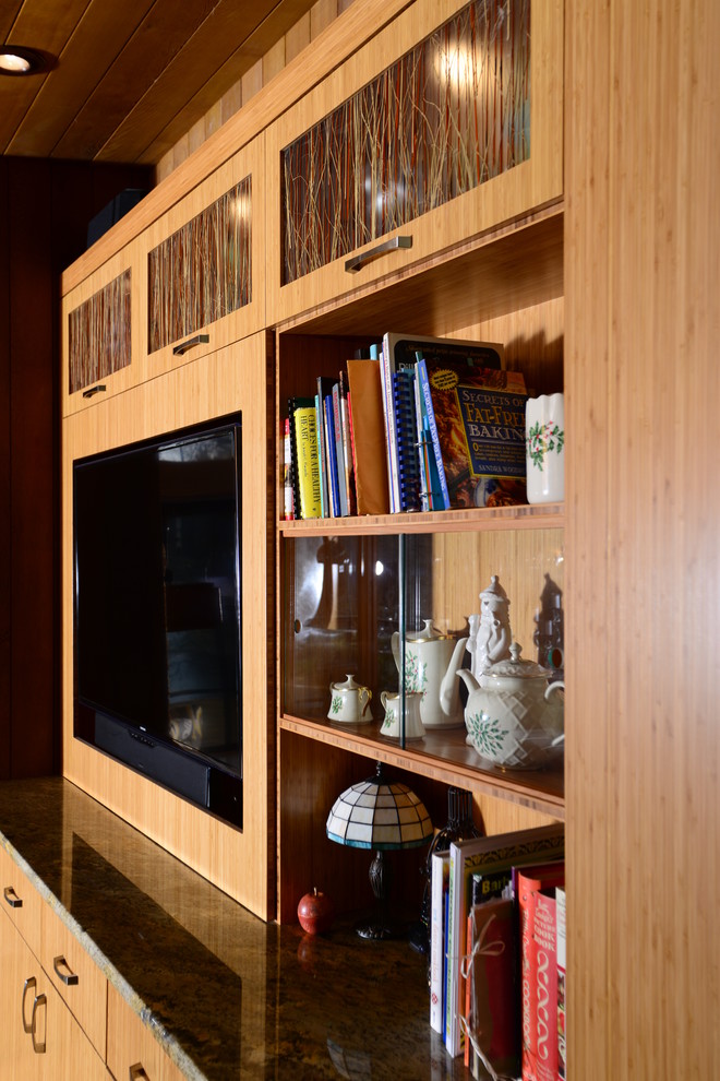 Offenes Retro Wohnzimmer mit braunem Holzboden, Kamin, Kaminumrandung aus Stein und Multimediawand in Seattle