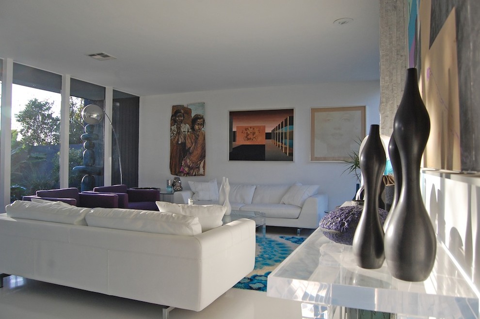Example of a mid-century modern living room design in Orange County