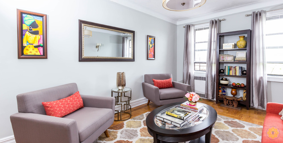 Стильный дизайн: изолированная гостиная комната среднего размера в стиле ретро с серыми стенами, паркетным полом среднего тона и телевизором на стене без камина - последний тренд