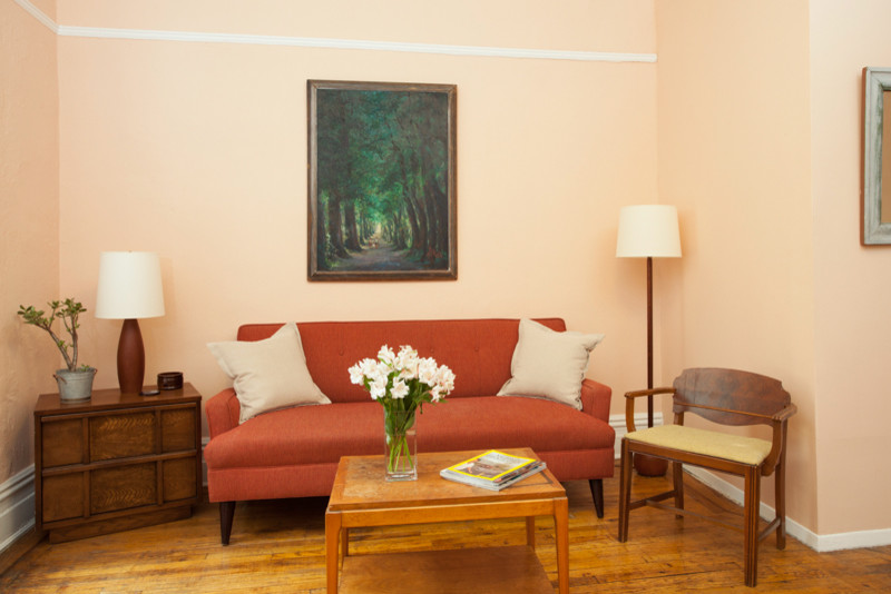 Inspiration pour un salon vintage de taille moyenne et fermé avec un mur rose, parquet clair et un téléviseur indépendant.