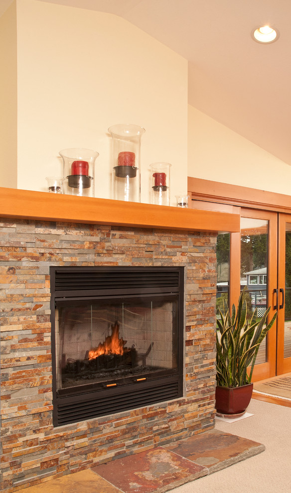 シアトルにある高級な広いトラディショナルスタイルのおしゃれなリビング (ベージュの壁、カーペット敷き、標準型暖炉、石材の暖炉まわり、テレビなし) の写真