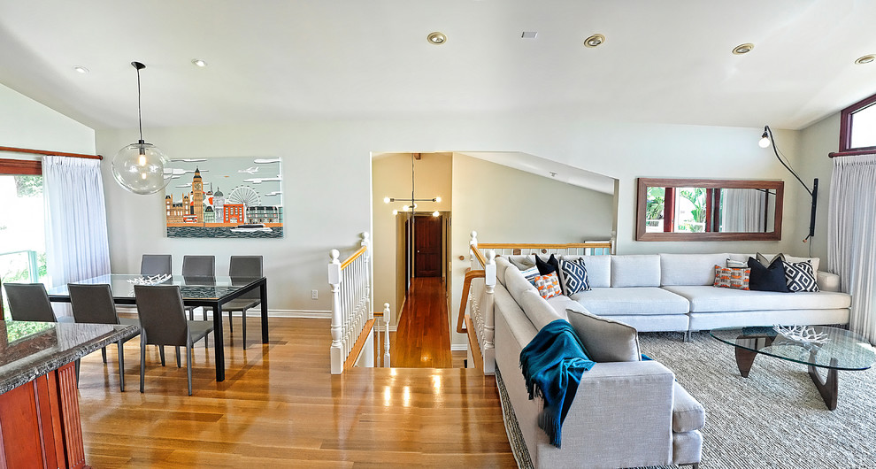 Пример оригинального дизайна: открытая гостиная комната среднего размера в стиле ретро с белыми стенами и светлым паркетным полом без телевизора