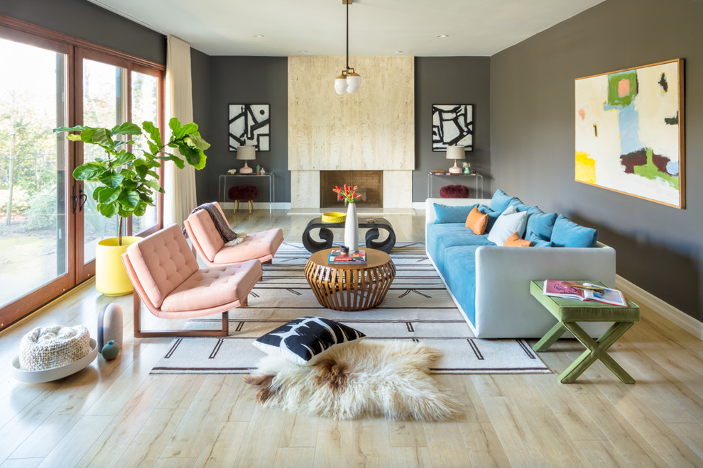 Immagine di un soggiorno eclettico con pareti grigie e parquet chiaro