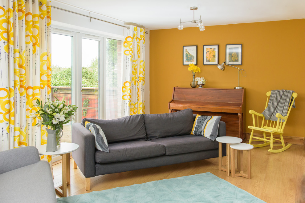 Стильный дизайн: открытая гостиная комната среднего размера в современном стиле с музыкальной комнатой, желтыми стенами и паркетным полом среднего тона без камина, телевизора - последний тренд