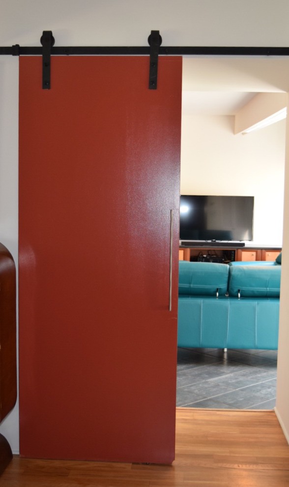 На фото: открытая гостиная комната среднего размера в стиле модернизм с белыми стенами, полом из сланца, отдельно стоящим телевизором и серым полом без камина с
