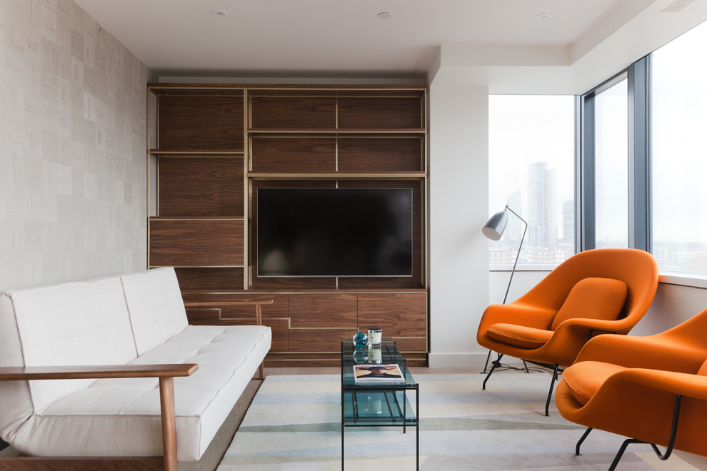 Diseño de salón vintage con paredes grises, suelo de madera clara y pared multimedia