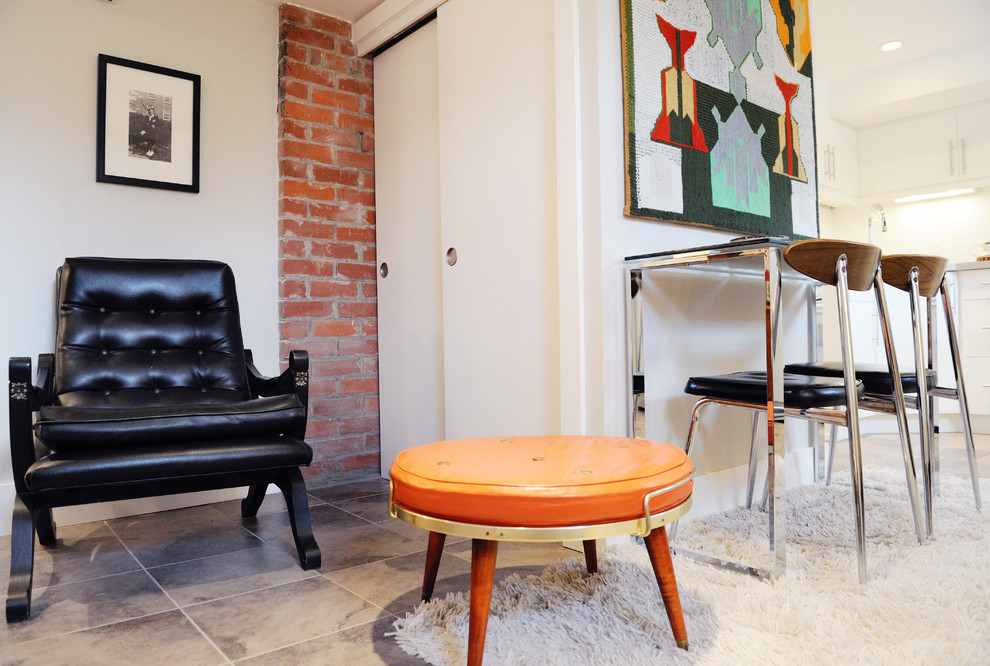 Kleines, Offenes Retro Wohnzimmer ohne Kamin mit weißer Wandfarbe und Keramikboden in Calgary