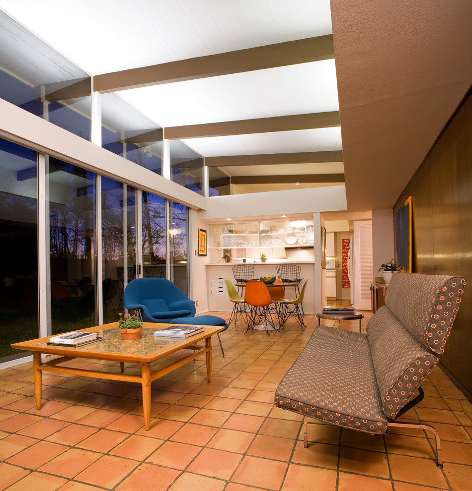 Свежая идея для дизайна: гостиная комната в стиле ретро с коричневыми стенами - отличное фото интерьера