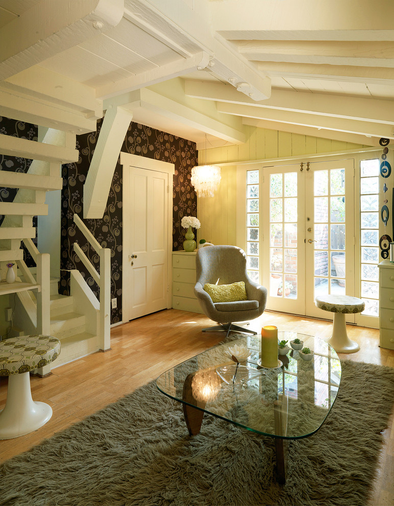 Modelo de salón cerrado retro pequeño sin chimenea con paredes verdes y suelo de madera en tonos medios