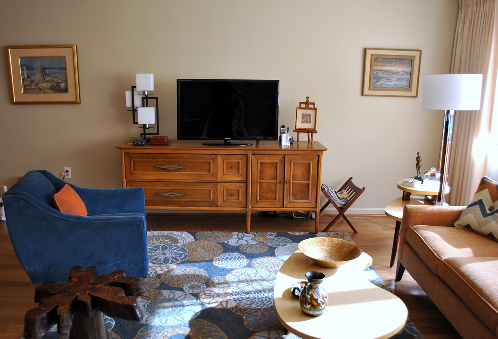 Bild på ett mellanstort 50 tals separat vardagsrum, med beige väggar, en fristående TV, ett finrum och mellanmörkt trägolv