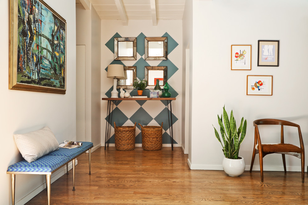 Стильный дизайн: гостиная комната среднего размера в стиле ретро - последний тренд