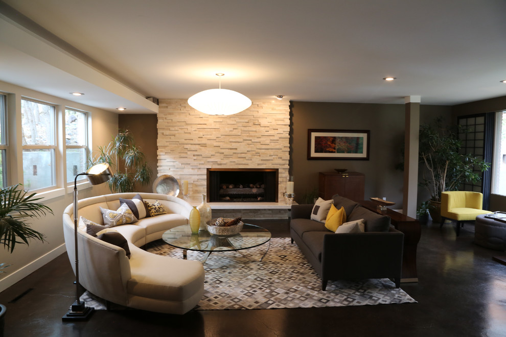 Свежая идея для дизайна: парадная гостиная комната среднего размера:: освещение в стиле модернизм с серыми стенами, бетонным полом, стандартным камином и фасадом камина из камня - отличное фото интерьера