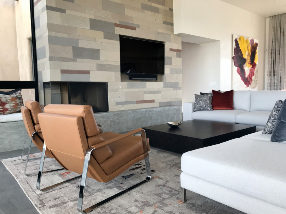 アルバカーキにある巨大なミッドセンチュリースタイルのおしゃれなLDK (磁器タイルの床、標準型暖炉、石材の暖炉まわり、壁掛け型テレビ、グレーの床) の写真