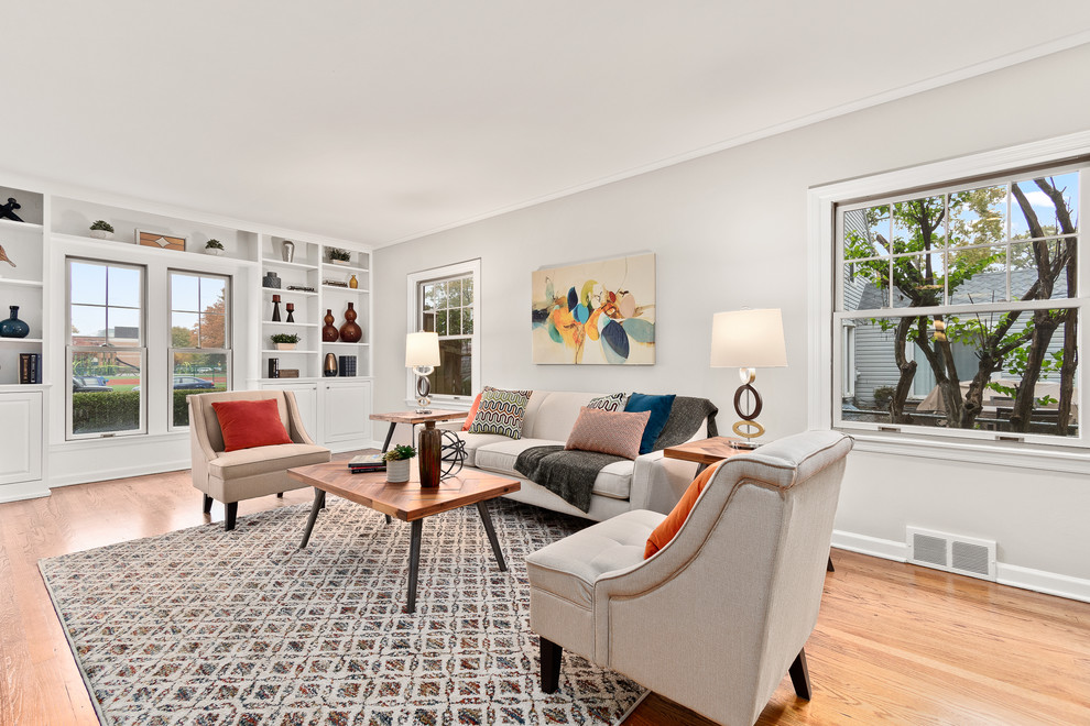 Источник вдохновения для домашнего уюта: гостиная комната в стиле неоклассика (современная классика) с серыми стенами, паркетным полом среднего тона и коричневым полом