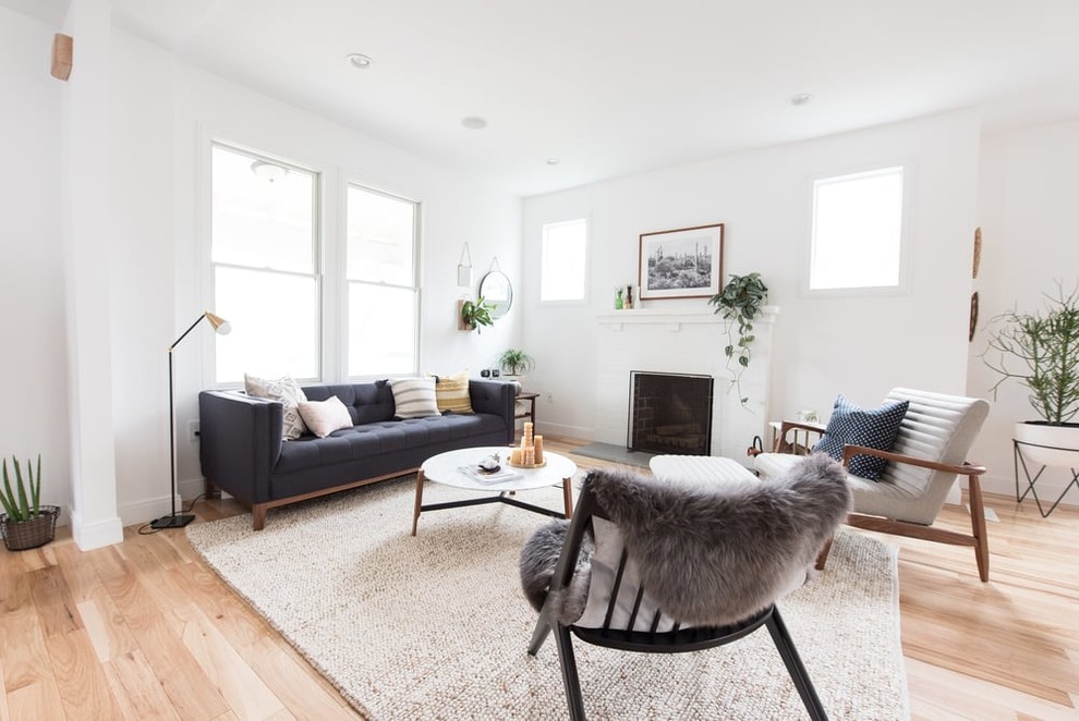 Aménagement d'un salon classique de taille moyenne avec un mur blanc, parquet clair, une cheminée standard, aucun téléviseur et un sol rose.