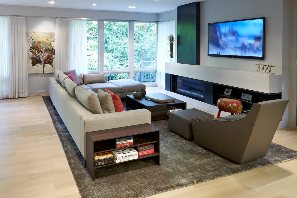 Idee per un grande soggiorno moderno aperto con pareti grigie, parquet chiaro, camino lineare Ribbon, TV a parete e pavimento beige