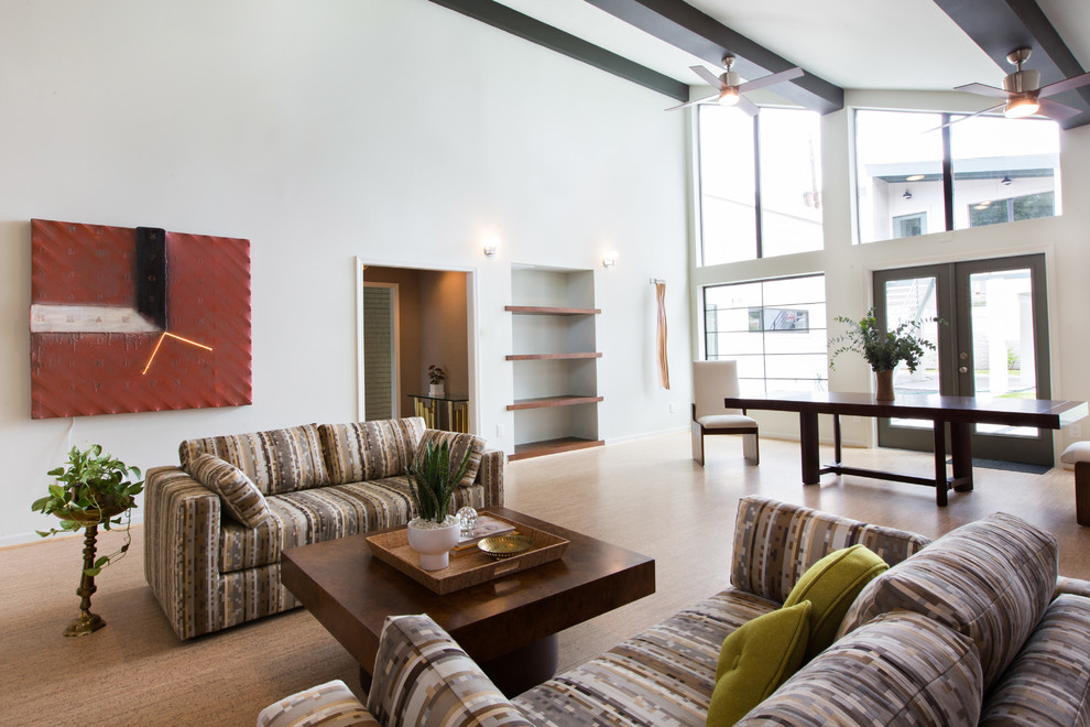 Immagine di un grande soggiorno moderno aperto con pareti bianche, pavimento in sughero, nessun camino e nessuna TV