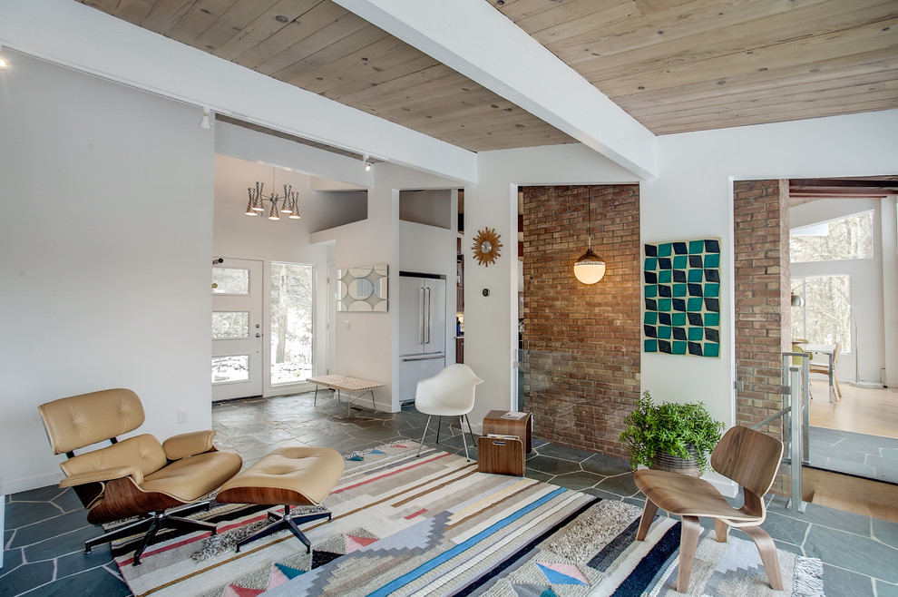 Foto di un soggiorno moderno di medie dimensioni e aperto con pareti bianche, pavimento in ardesia, nessun camino, TV a parete e pavimento grigio
