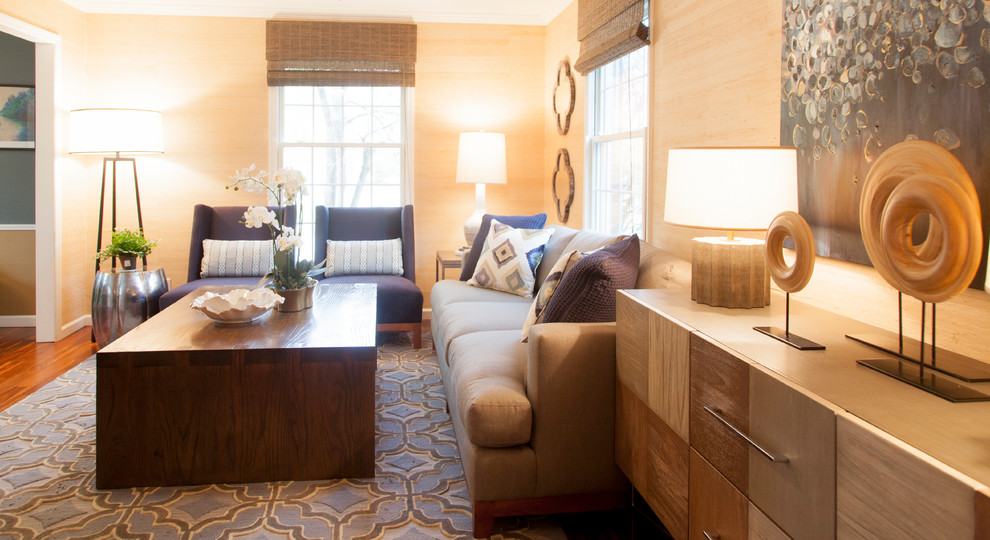 Idee per un piccolo soggiorno moderno chiuso con pareti beige, pavimento in legno massello medio e pavimento marrone