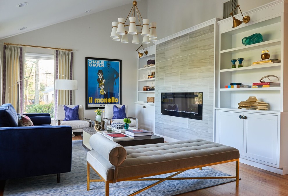 Immagine di un soggiorno classico con pareti beige, pavimento in legno massello medio, camino lineare Ribbon e pavimento marrone