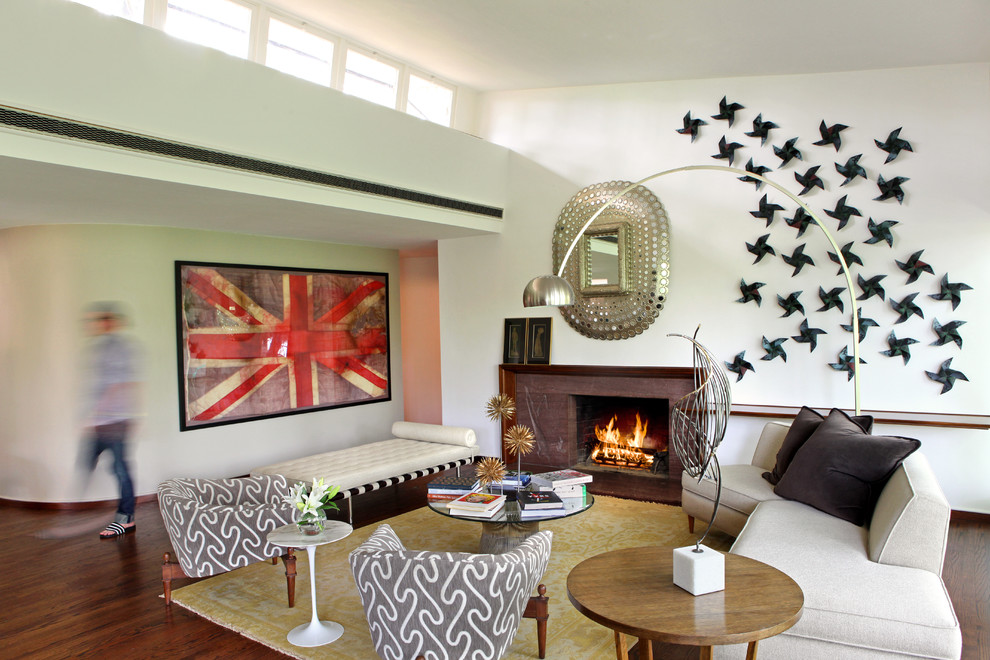 Стильный дизайн: гостиная комната в стиле модернизм с белыми стенами и стандартным камином - последний тренд