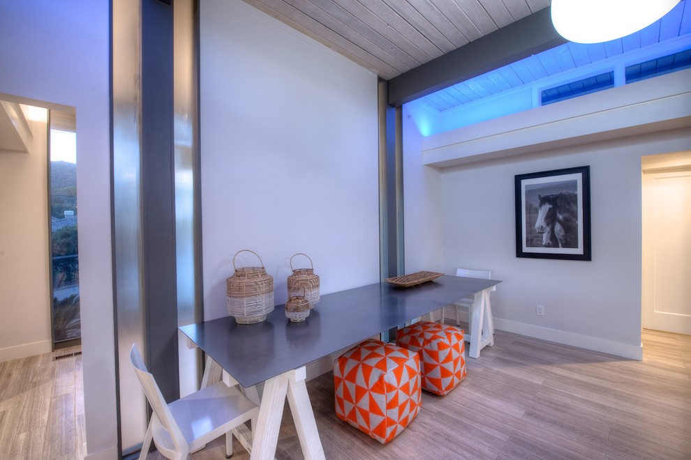 Mittelgroßes, Offenes Retro Wohnzimmer mit weißer Wandfarbe, hellem Holzboden, Kamin und verputzter Kaminumrandung in San Francisco