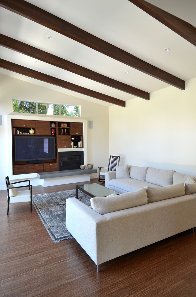Foto de salón para visitas abierto retro grande sin chimenea con paredes blancas, suelo de madera oscura, pared multimedia y suelo marrón