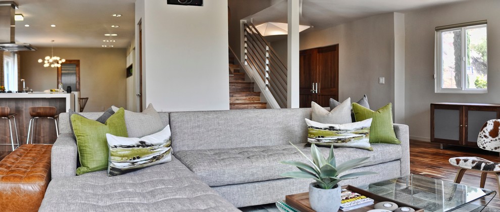 Mittelgroßes, Offenes Retro Wohnzimmer mit grauer Wandfarbe und braunem Holzboden in Los Angeles