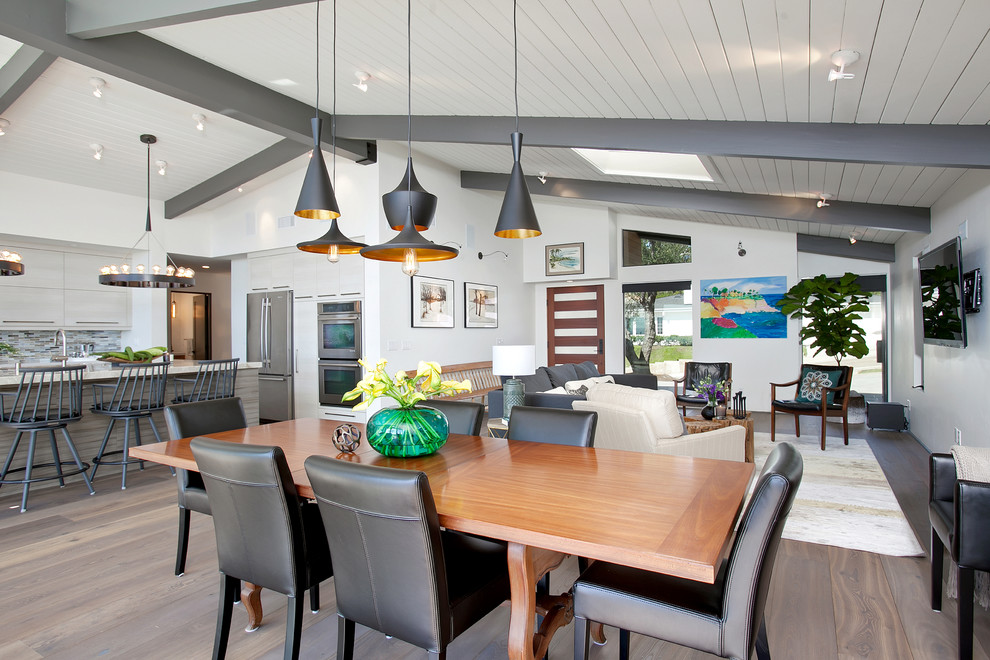 Example of a 1950s living room design in San Diego