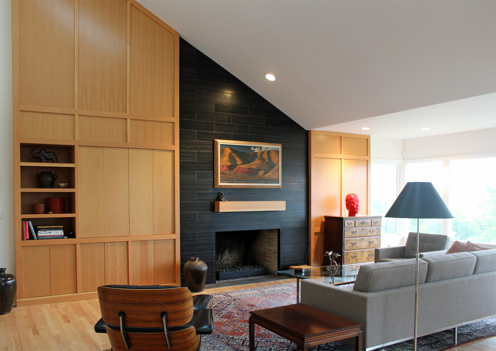 Стильный дизайн: гостиная комната:: освещение в стиле модернизм с белыми стенами - последний тренд