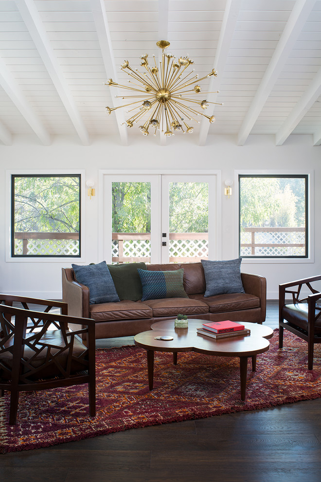 Mittelgroßes, Offenes Retro Wohnzimmer mit weißer Wandfarbe, dunklem Holzboden und braunem Boden in San Francisco