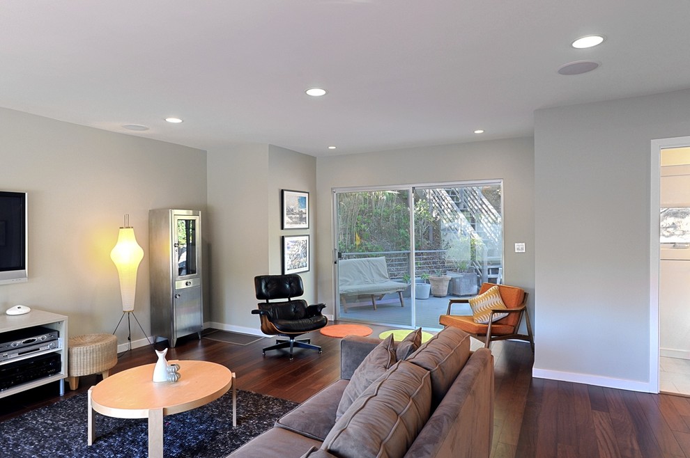 Modernes Wohnzimmer mit grauer Wandfarbe in Los Angeles